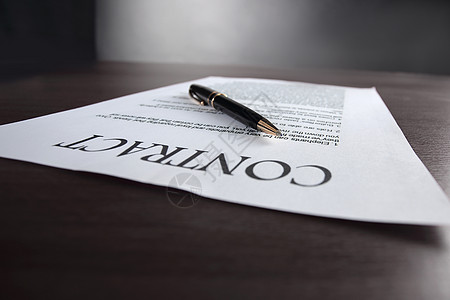 一张笔和一张纸 上面写着签了合同工作办公室就业商业人士文书法律签名铅笔抵押图片