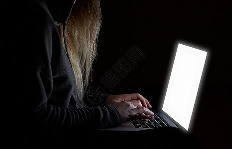 黑客头罩的顶部黑客 在暗室操作笔记本电脑打字文本网络硬件数据办公室程序软件钓鱼安全机动性字母图片