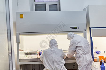 医生在实验室里工作 科学家进行研究 血液测试 验血后进行化验图片