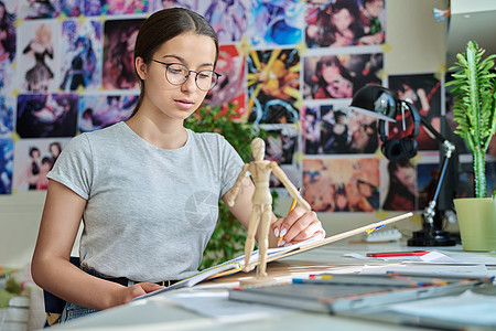 年轻有创意的女艺术家用铅笔画画 坐在家里的桌子上女性乐趣绘画幸福创造力青少年教育闲暇学生爱好图片