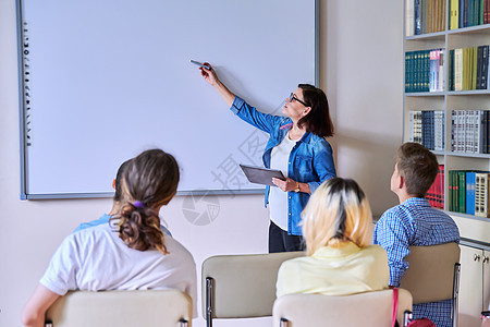 在课堂上为青少年群体提供数字屏幕的课堂教学课程团体学生男孩们女性大学中年女孩中学班级同学图片