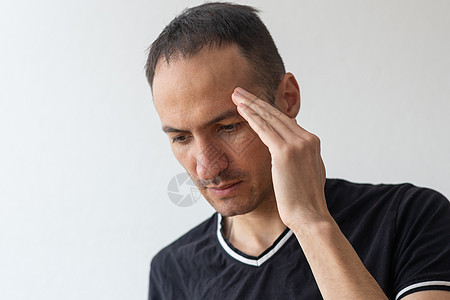 头痛的人 头部受伤 经历痛苦疼痛男性压力老年胡子冒充长老休闲服运动员鬼脸图片