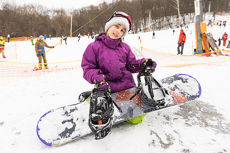 可爱的小女孩学习骑儿童滑雪板 为孩子冬季运动 积极体育运动的安全性 笑声假期青少年行动滑雪单板娱乐小姑娘自由青年活力图片