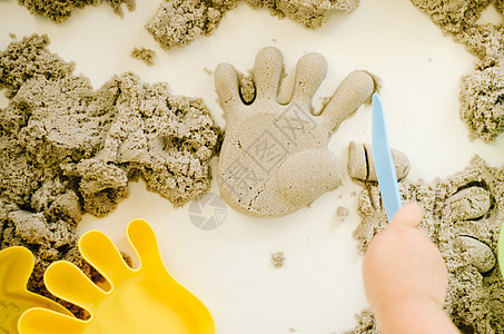 小孩在幼儿园里玩运动沙子的创造力婴儿童年娱乐女孩教育游戏乐趣孩子孩子们图片