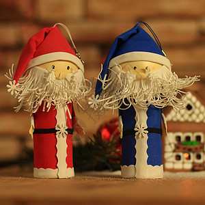两个有趣的圣诞老人 在一个姜饼屋的底片上房子假期季节家庭童年礼物糕点手工糖果传统图片