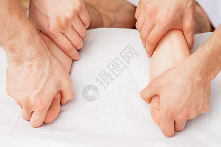 柔软赤脚的弥漫按摩穴位毛巾女性酒店治疗师呵护女士反射身体图片