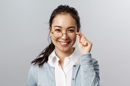 广告 人和情感概念 自信 专业的亚洲黑发女性特写 摘下眼镜 看起来很高兴 表达满意和自信大学卫生商业混血自由职业者享受工作室导师图片