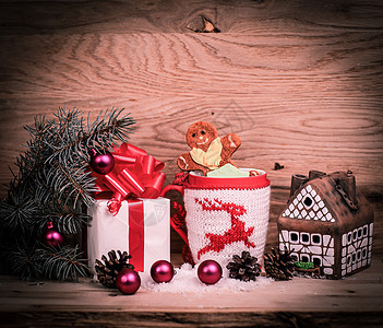 圣诞杯 面包房和一盒礼物图片