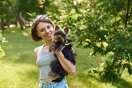 可爱的漂亮女人和小约克郡泰瑞 在公园户外露天友谊快乐动物犬类女性小狗伴侣女士幸福朋友图片