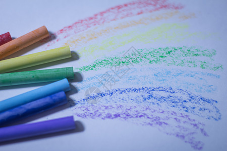 白色背景上单独绘制 的全色彩色蜡笔蓝色笔画艺术学习创造力学校教育插图绘画橙子图片