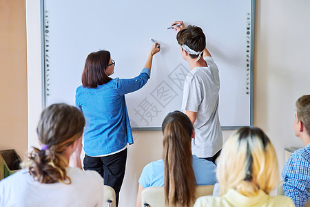 在课堂上为青少年群体提供数字屏幕的课堂教学课程讨论学习导师技术讲师男孩们女性女孩中年大学图片