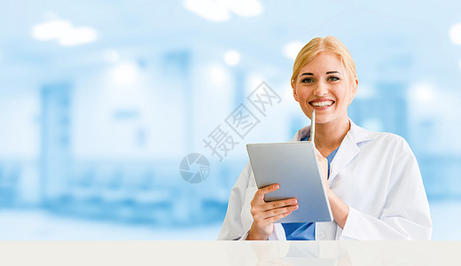 医生在医院里使用平板电脑药品网络癌症触摸屏病人诊所数据博士博士学位外套图片