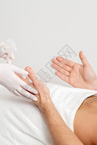 护士亲手清洗男性病人的手皮肤感染防腐剂手套女性酒精卫生人手房间防护图片