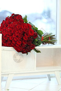美丽的红玫瑰花束情人庆典礼物热情纪念日玫瑰婚礼植物生日花店图片