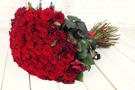 美丽的红玫瑰花束纪念日植物生日礼物圆圈假期情人周年花店展示图片