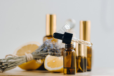 含柠檬和熏衣草香的瓶子中基本油 放在木质表面香水按摩木头液体香味芳香血清皮肤身体水果图片