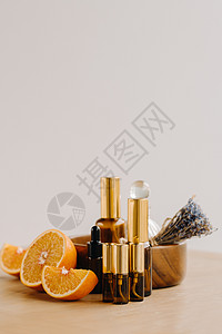 瓶装基本油 罐中含橙香和熏衣草芳香 放在木质表面药品身体橙子疗法香味化妆品香水水果瓶子木头图片