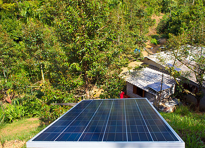 在山上安装小型太阳能电池板房子爬坡生态农民建筑环境阳光技术绿色力量图片