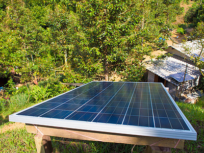 在山上安装小型太阳能电池板天空爬坡力量生态环境植物全球晴天农民技术图片