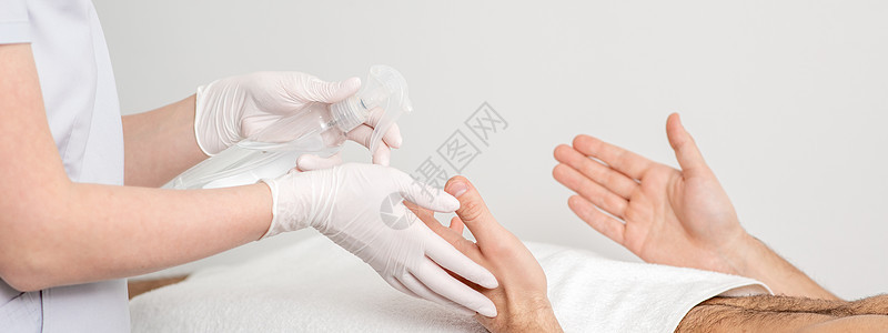 护士亲手清洗男性病人的手酒精人手手套医院防护护理病菌治疗消毒剂产品图片