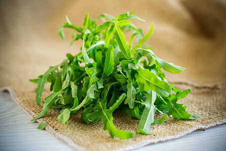 一群新鲜的果汁绿色蓝花 在勃朗普上草本植物美食香料沙拉木头麻布花园食物农业乡村图片