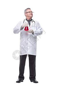 医生在实验室里举着红化学物的杯子工作化学品专家医院保健男人药品外套男性助手图片