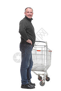 男子穿着毛衣和牛仔裤 推一辆空购物车图片