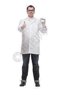 年轻医生持有商业空白卡 对着镜头微笑的青年医生临床展示专家外套医师男性职业男人工作科学图片