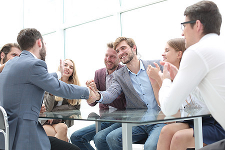 手握手 合作概念 在商业伙伴的笑容下进行交流项目桌子经理会议同事合伙生意人手势公司工作图片