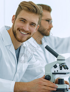 在实验室进行科学研究的男研究员诊所制药药品实验医院技术男人调查样本学习图片