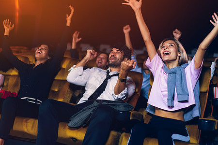 观众在电影院是快乐和令人兴奋的图片
