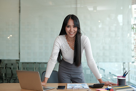 女性在商业工作场所微笑的亚洲女工商女执行官生意人公司快乐职场工人管理人员女士办公室女孩职业图片
