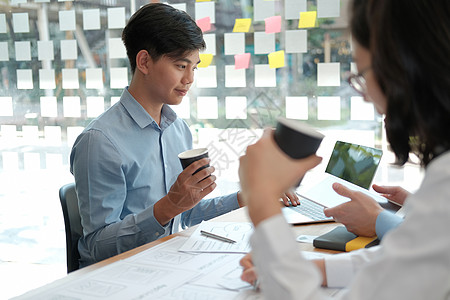 设计智能电话布局网络的UX设计师 UI 开发者计划使用移动应用原型 并进行相关规划体验商务职业团队男人开发商用户人士网站女士图片