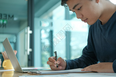 申请人填写申请表 人签署合同协议 就业招聘理念商业面试商务交易签约员工男人候选人男性保险图片