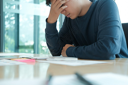 疲惫的自由职业者头痛 因为工作辛苦而感到疲倦 沮丧人士男性商务压力焦虑办公室商业疼痛桌子男人图片
