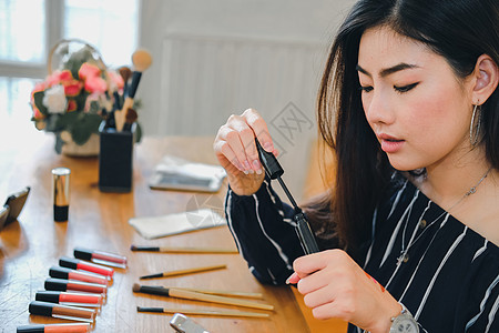 使用化妆化妆品的亚洲女性女孩刷子女士图片