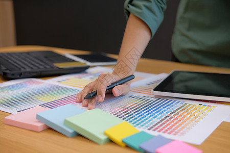 从 swatch 样本目录调色板指南中选择颜色的图形内部设计师手写笔男人指导桌子创造力商业药片合伙工作职场图片