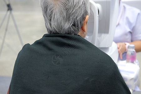 眼科医生检查老年妇女的视力 眼科透视检查眼科观察仪卫生保健考试技术压力光学诊断女士角膜验光师图片