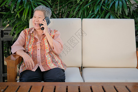 老年妇女在手机上交谈 年长的前辈在智能手机上讲话女士电话细胞女性祖母技术说话房子微笑长老图片
