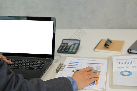 使用文档  计算机的商务人士 创业人在工作场所分析财务数据桌子营销企业家商务人士女士笔记本工作技术图表图片