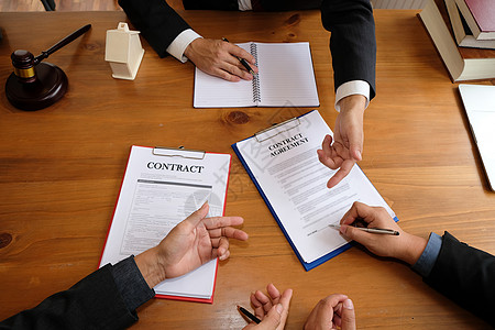 商务人士咨询律师并签署合同协议 律师事务所的团队会议 遗产法与财产拍卖概念图片
