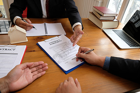 商务人士与房地产经纪人签订合同协议 购买 出售和租赁不动产屋主顾问顾客办公室银行业投资销售财产合同签名图片