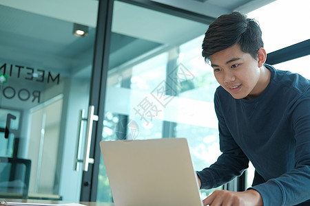 使用计算机的男性自由职业者 创业人分析财务业绩 学生学习做作业人士技术商务笔记本市场工作办公室报告职场图表图片