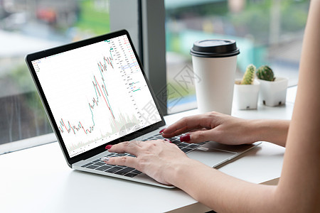 按巧妙计算机软件分析股票市场数据图表图团体外汇人士价格交换女性投资经纪人战略电脑背景