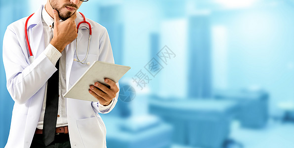 医生在医院里使用平板电脑外套技术药品保健微笑触摸屏报告网络手机笔记本图片