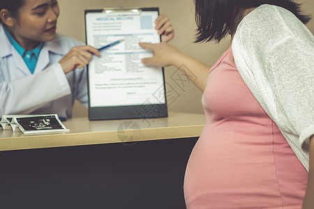 医院的孕妇和妇产科医生病人产妇女性怀孕妇科医生护理女士婴儿女人孩子图片