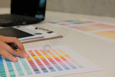 红辣椒创意图形图形内部设计师从 swatch 样本目录调色板指南中选择颜色 艺术家设计和创意工程的构想项目职场商业指导女士男人桌子工作电脑创造背景