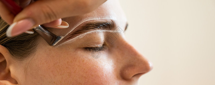主人绘制眉毛的形状 在涂色前涂白白漆睫毛头发程序女性染料眉头平局乐器技术治疗图片