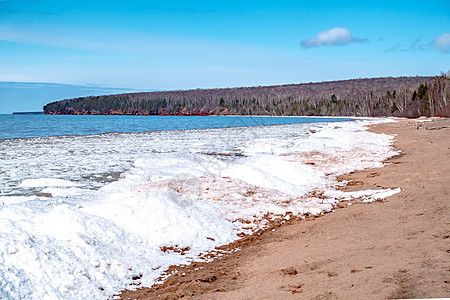 湖边的冰河沿岸 在威斯康辛湖上比较优越反射荒野天气晴天冰柱太阳天空蓝色海滩季节图片