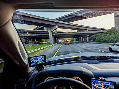 清晨在高速公路上驾驶的交通车辆汽车女士车速双手速度天空热带司机运输安全图片